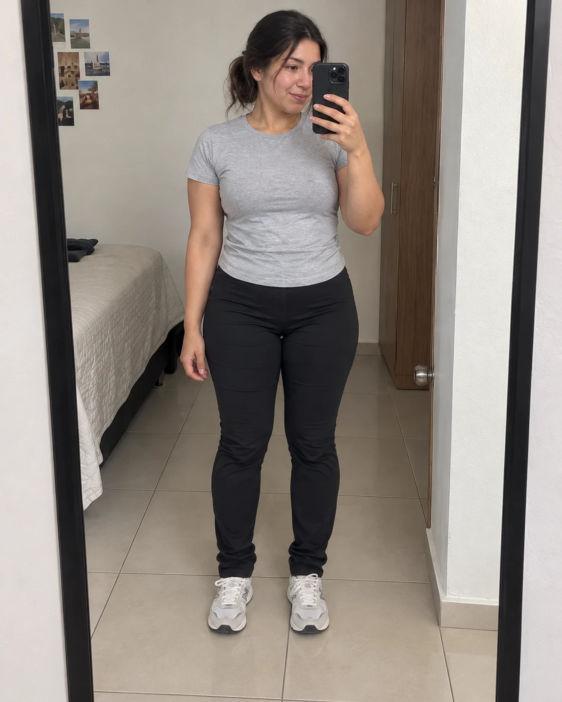 Antes: clienta frente al espejo con pantalón negro recto y camiseta gris